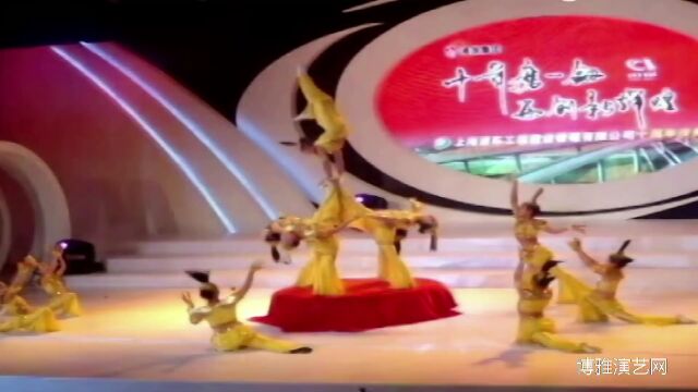 《千手观音》原唱:杨梓,杂技表演:博雅演艺音乐艺术中心