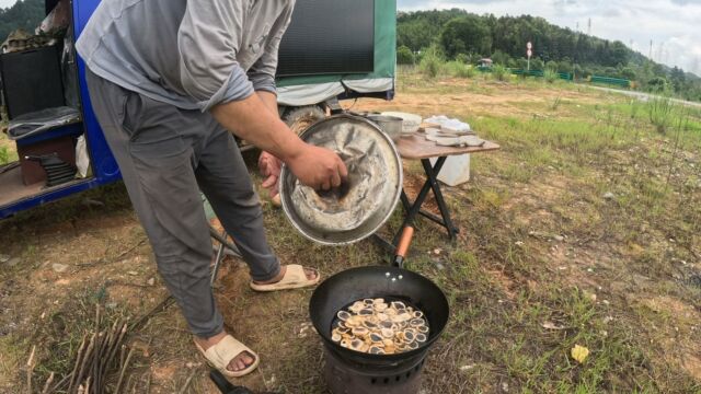 断网了没事做到山上去找蘑菇,树林里没找到下山发现一堆马屁泡