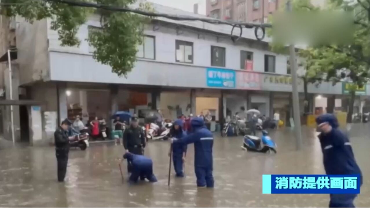 安徽安庆:暴雨袭来城市内涝,消防部门紧急营救