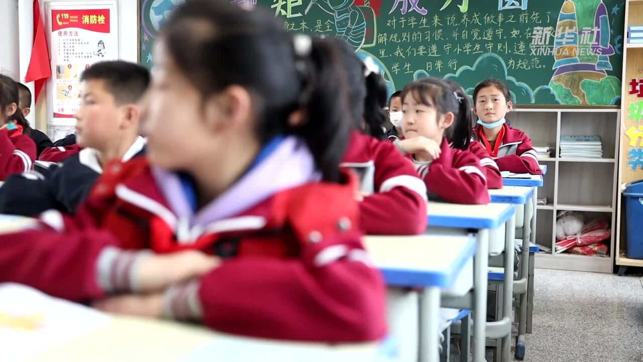 统一高度的课桌椅能否适应差异化的中小学生身高?