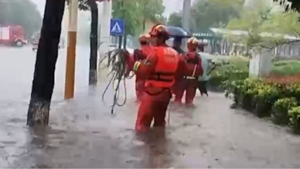 湖南湘潭暴雨致多人被困,消防员紧急救援