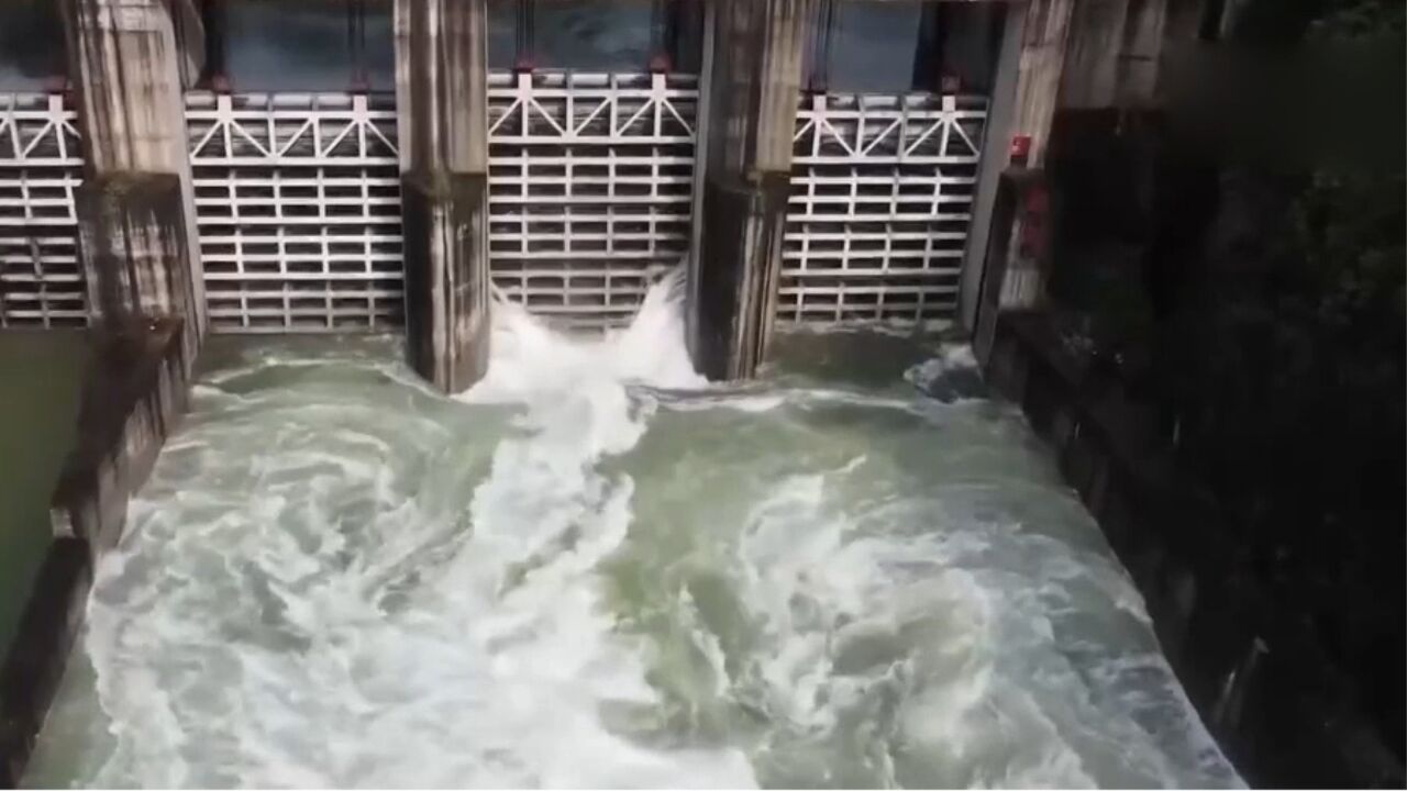 重庆黔江:应对强降雨天气,多座水电站泄洪腾库