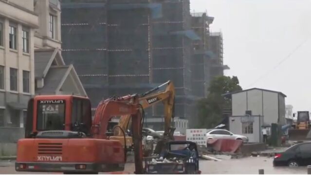 福建武夷山:暴雨致部分路段内涝,多部门联动排涝除险