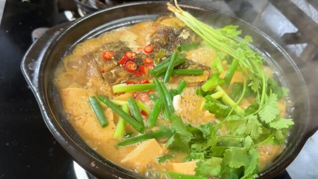 鱼头炖豆腐的家常做法,做法简单,汤鲜味美,赶紧做起来吧!