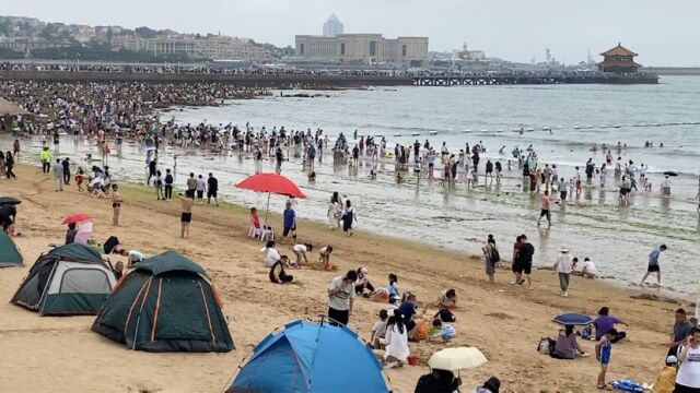 7月2日青岛海边,海风习习游人如织,比端午假期还要热闹!