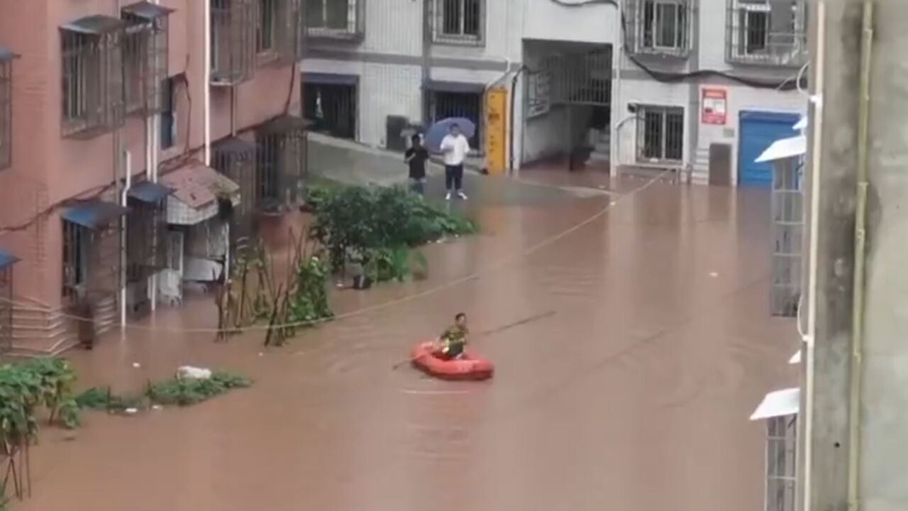 四川南充强降雨导致多地受灾,多部门联合抢险