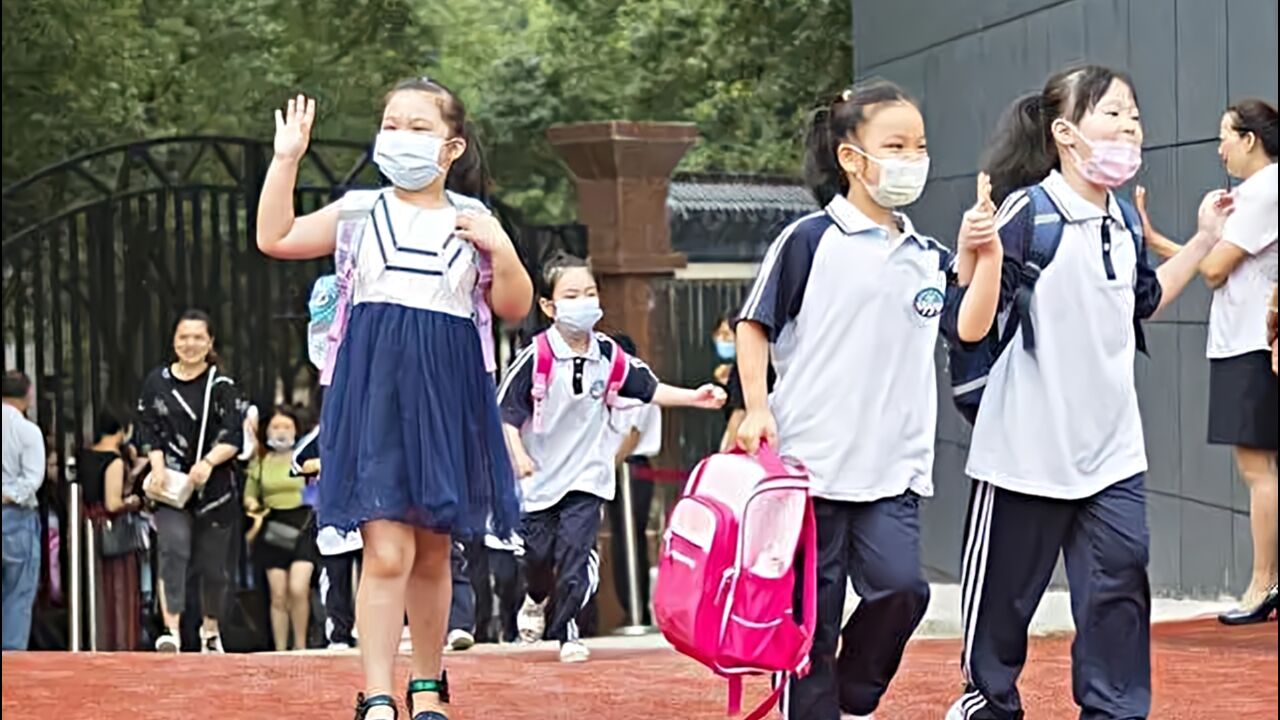 部分地区中小学学位预警 如何保障“就近上”“上好学”