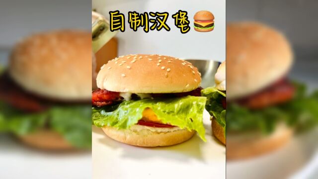 宝妈在家自制汉堡,做法超级简单,用料好足,一个就吃饱了