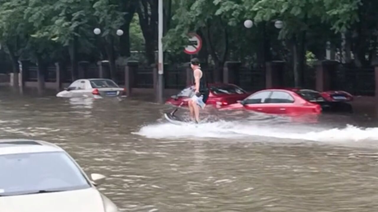 无锡遭遇强降雨,道路严重积水多车被淹,男子现场直播冲浪