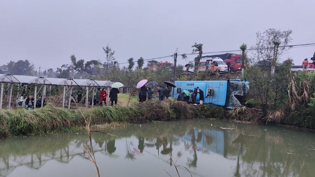 桂林一大巴车发生侧翻,致乘客2死6伤,司机已被警方控制