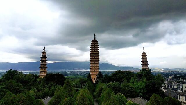 1000年屹立不倒大理崇圣寺三塔雄伟壮观,金翅鸟艺术雕塑栩栩无声