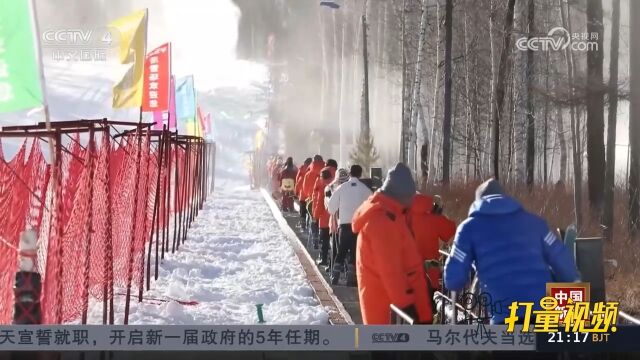 中国冰雪经济持续升温,释放发展“热效应”,滑雪爱好者络绎不绝