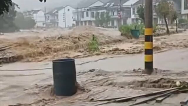 受台风影响潜山遭暴雨突袭!洪水淹没道路,全市多处山体滑坡