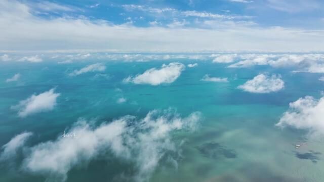 青海湖海心山俗称湖心岛,位于青海湖心偏南,距南岸约30多公里,古人曾有诗赞道:“一片绿波浮白雪,无人知是海心山”.