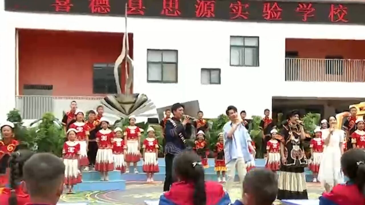 陈思涵,祝建华合唱《青春向太阳》,歌曲高亢悠扬,给人以力量