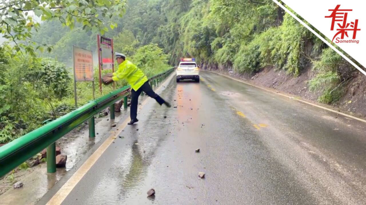 牢记使命!乐山人民警察面对突发恶劣天气 全力护航人民群众生命财产安全