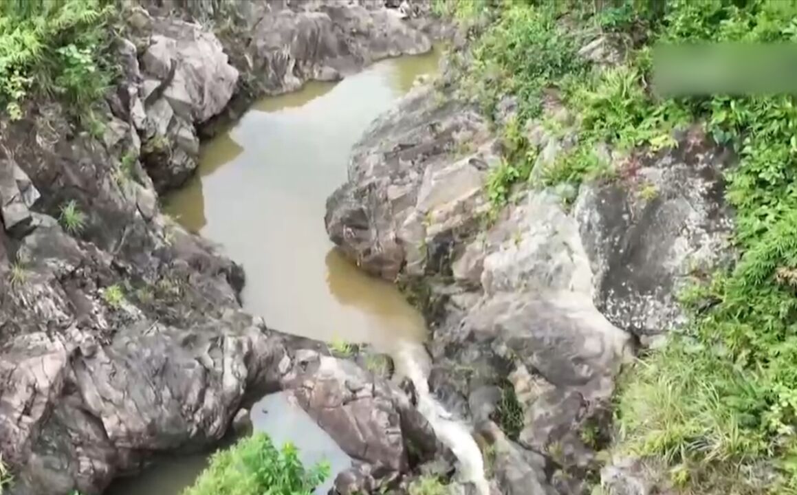 海南:小水电站无人监管,致下游河道断流河床裸露