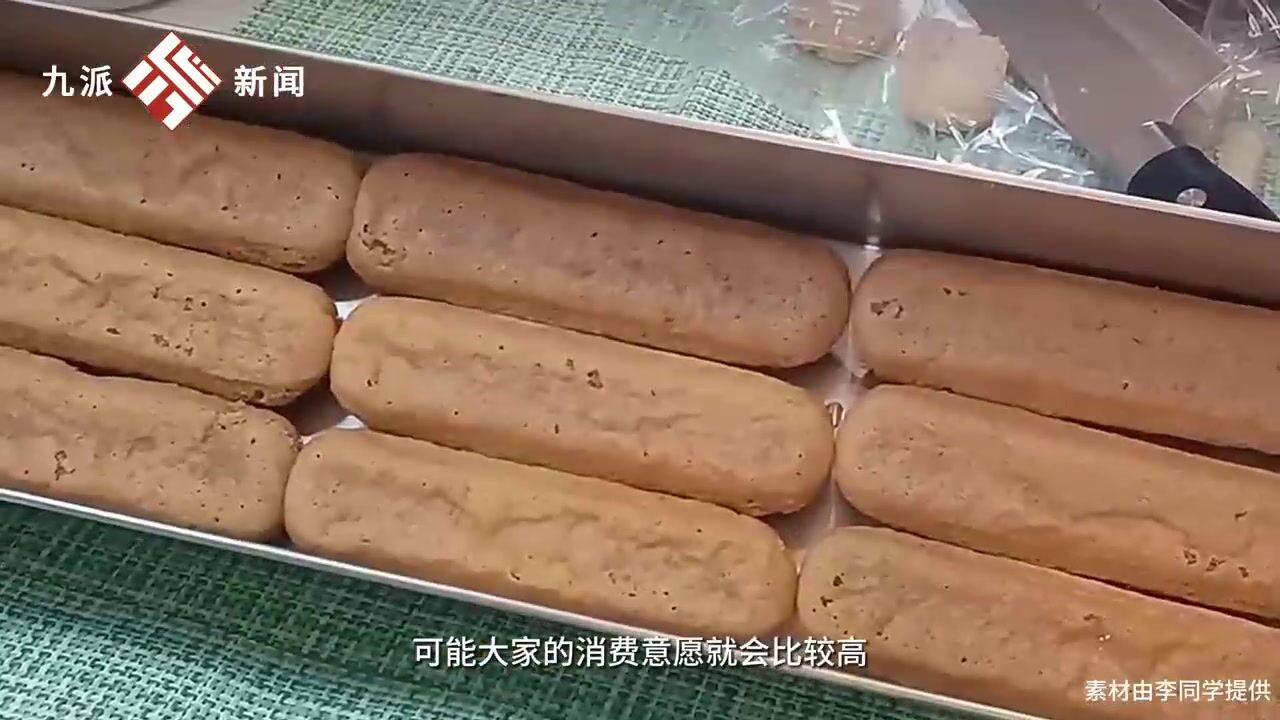 近日,湖北武汉.第一批放假的大学生已经开始摆摊了:食品专业女大学生学以致用卖小蛋糕,每天早上七八点就得起床准备材料