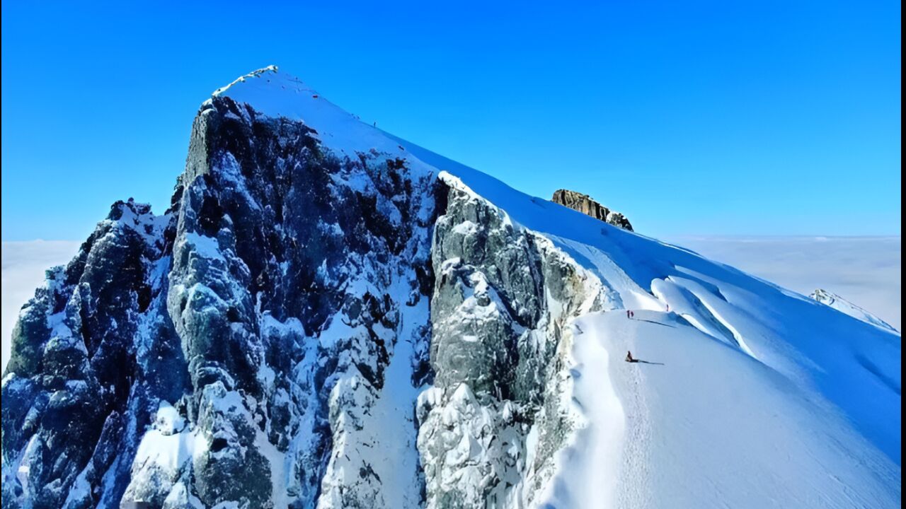 哈巴雪山发生滑坠事故一登山者遇难,登山者已全部下撤,是否禁攀尚待通告