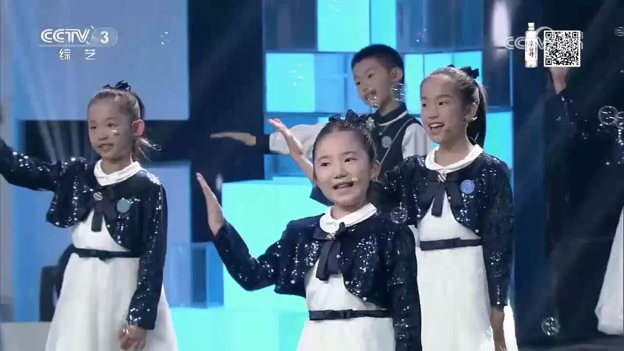 可爱演唱童年歌曲《蓝精灵之歌》,熟悉的旋律,勾起满满的回忆