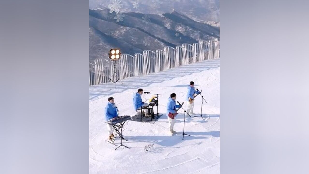 冰花绽天地,雪歌绕云端 余音袅袅里,美景入诗篇 今晚21:30