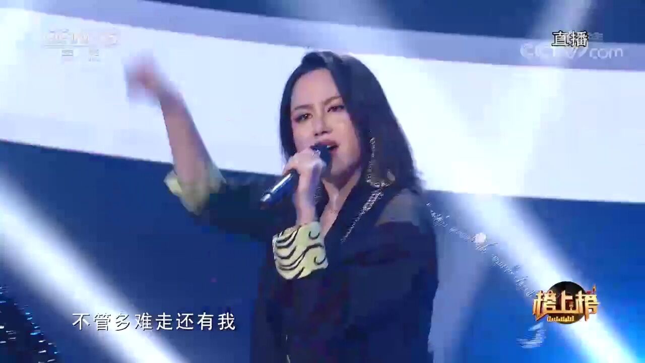 王紫凝热辣演唱《荣耀》,性感的舞姿,任谁看完不爱呢