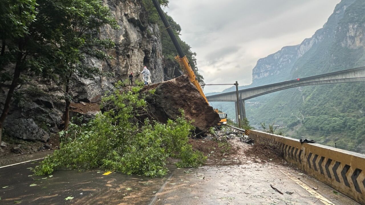 国道319重庆武隆段发生山体垮塌,道路中断