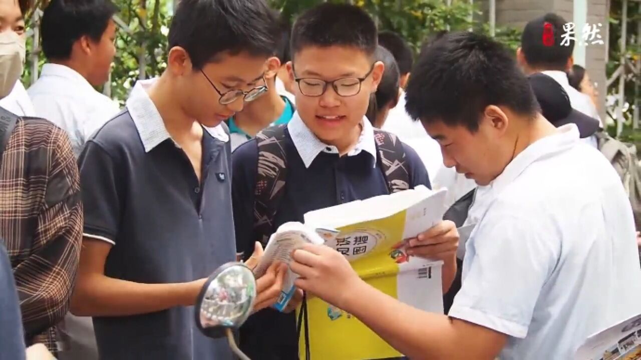 果然视频|济南中考开始前夕,考生们一早到考点外复习功课