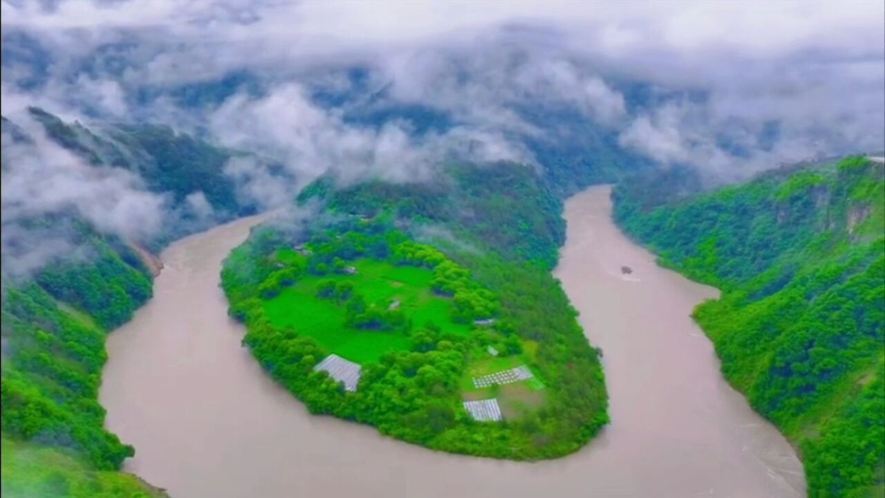 云南省网络名人王自荣实地探访怒江州南极洛 高空航拍雨雾中丙中洛怒江第一湾巍峨而壮观