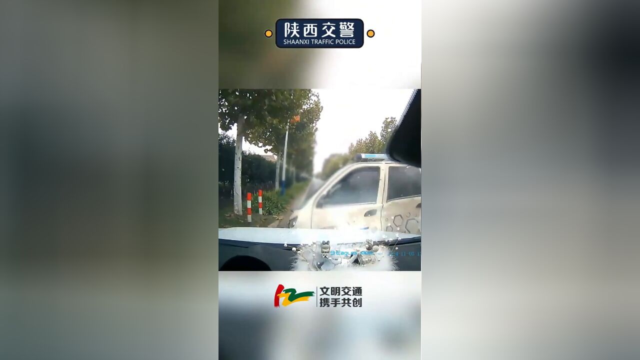 轿车一路“狂飙”逆向行驶,撞翻三轮负全责!