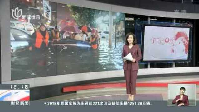 湖北麻城:暴雨袭城百余名学生家长被困