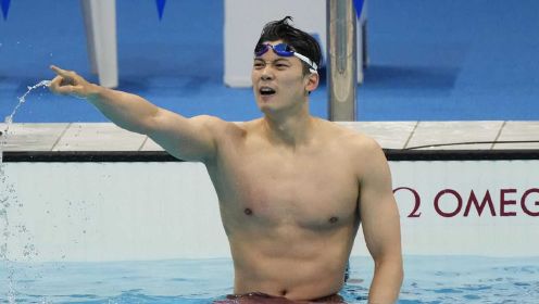 男子200米混合泳中国泳军再添一金 汪顺压哨逆转泳池内欢呼庆祝