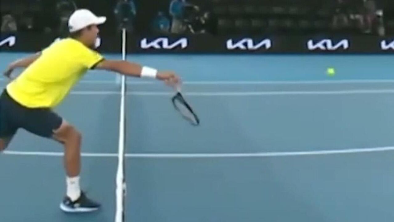 攀月截击+棕熊落网 职业选手竟然真能打出《网球王子》里的招数