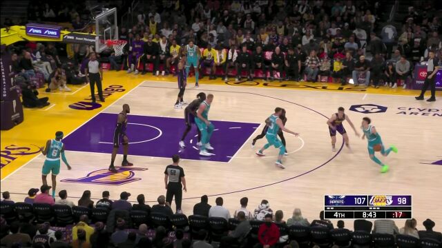 该我上场表演了！詹姆斯反击单手劈扣一条龙