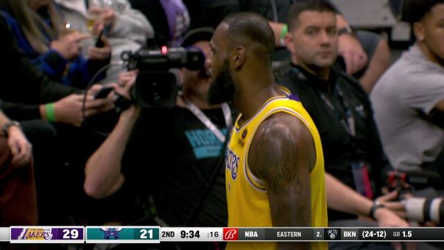 詹姆斯突破上篮2+1还没完 空中接力跳投连拿五分