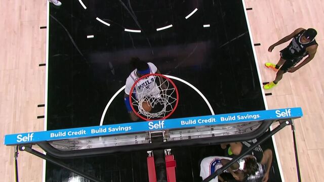 过掉防守到篮下找对抗 米尔顿突破上篮打成2+1