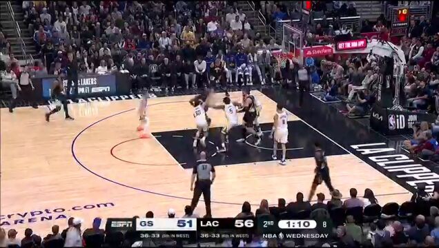 两人在投篮方面的差距！威斯布鲁克底角三分打板偏出 库里出手正中靶心