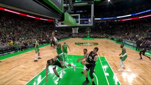 莫里斯假投真传吸引防守 祖巴茨禁区360度转体完成暴扣