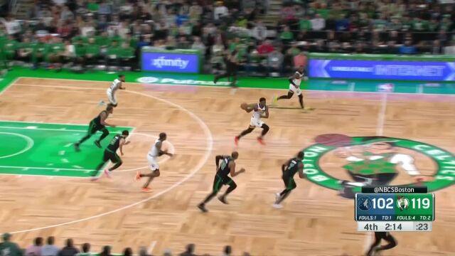 电光火石打成快攻 爱德华兹双手重扣2+1惊艳全场