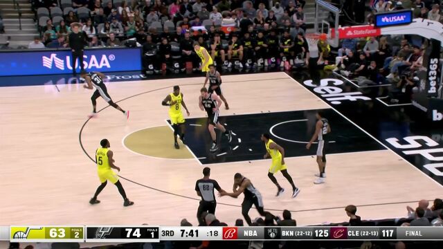 琼斯大号长传贯穿全场 约翰逊接球反手上篮风驰电掣