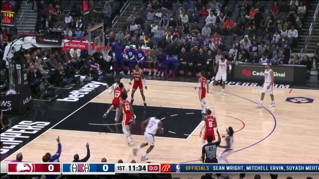 祖巴茨篮下双拳难敌四手 曼恩压哨三分先声夺人