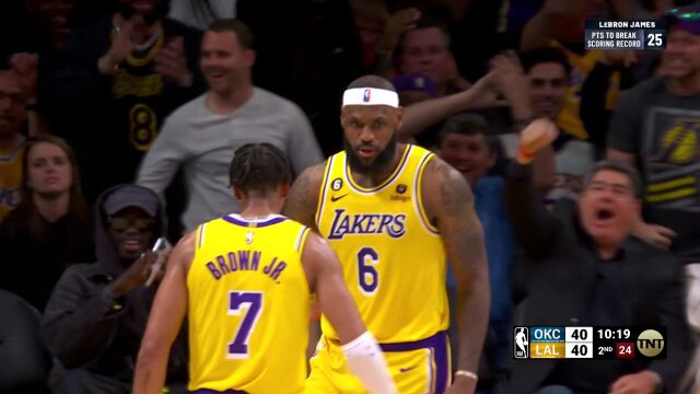 现场高呼MVP！ 詹姆斯予取予求再次打成2+1