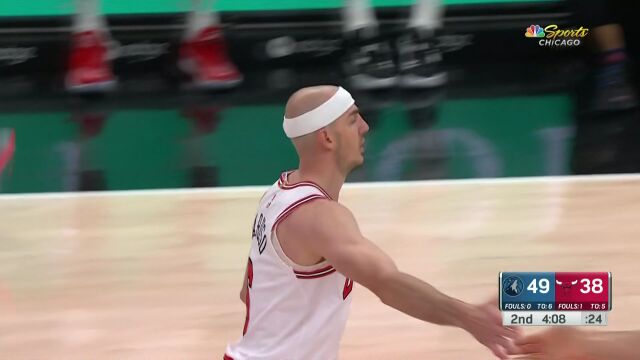 秃曼巴不只会扣篮 卡鲁索妙传武切维奇篮下轻松吃饼