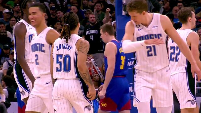 得分手拿把攥！安东尼见缝插针极限上篮打成2+1