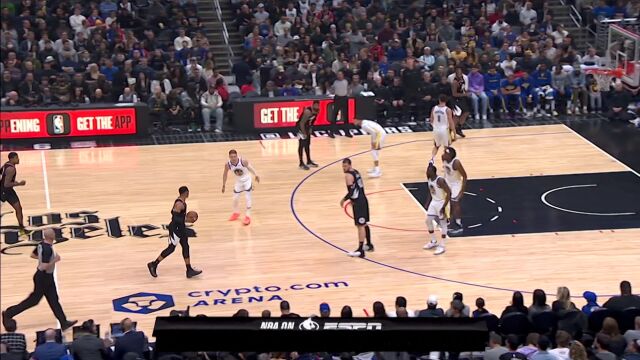 空切配合让对手难以防守 莱昂纳德两手空空接球双手暴扣