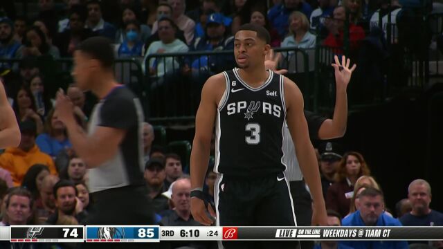 一个字就是干 约翰逊强顶防守上篮并加罚