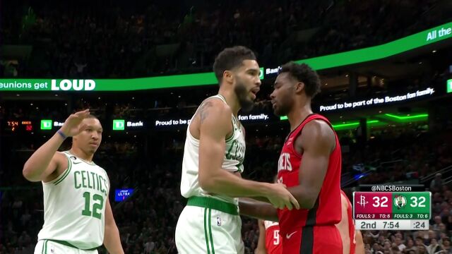 灵动反跑摆脱防守 塔图姆内线接球发难双臂灌筐