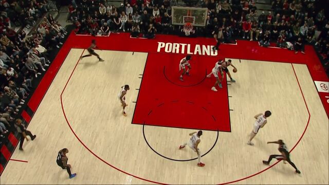 雷迪什空切走位进场 尤班克斯心领神会击地连线助队友上篮打进