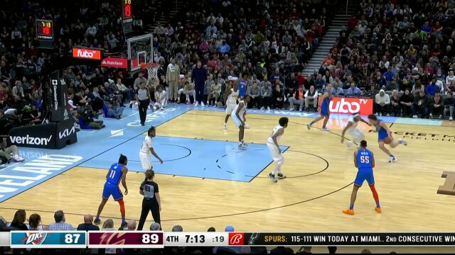 脚步轻点骗过防守 威廉姆斯突破滞空拉杆上篮打进