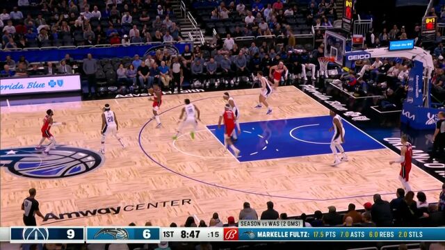 一个弯腰躲过封盖！加福德捡起篮板旱地拔葱双手砸扣